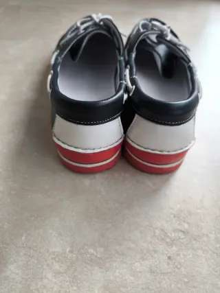 Zapatos náuticos de piel azul y rojo