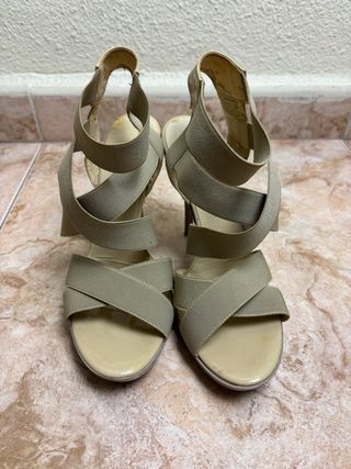 Tacones beige con tiras elásticas