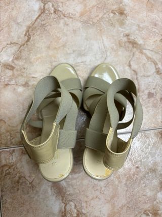 Tacones beige con tiras elásticas