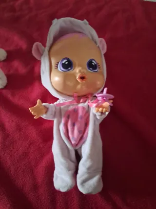 Bebé Llorón con Pijama de Fresa