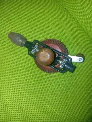 Taladro manual antiguo