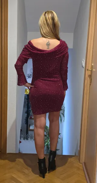 Vestido brillos escote hombros By Queen burdeos