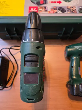 Taladro PSR12 VE-2 y linterna Bosch 12V