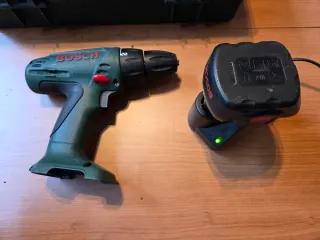 Taladro PSR12 VE-2 y linterna Bosch 12V