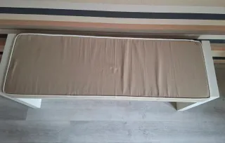 Banco pie dormitorio con colchoneta beige