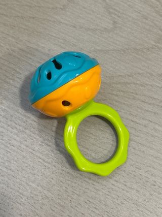 Juguetes variados de bebé