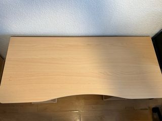 Mesa de estudio de madera clara