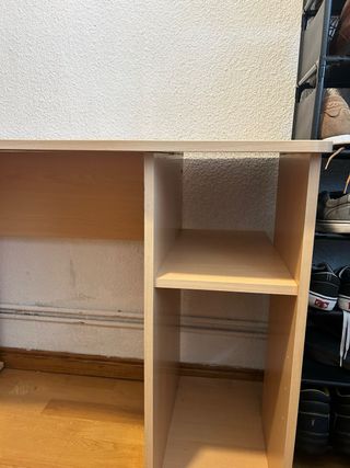 Mesa de estudio de madera clara