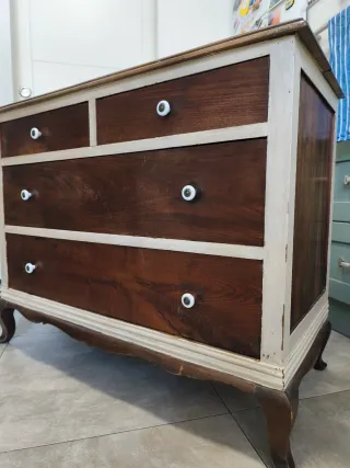 Cómoda antigua de madera beige y marrón