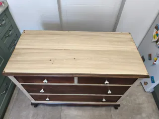 Cómoda antigua de madera beige y marrón