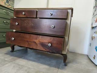 Cómoda antigua de madera beige y marrón