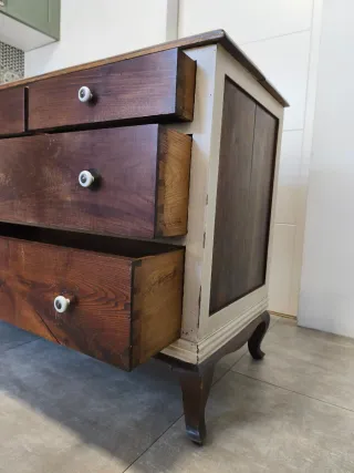 Cómoda antigua de madera beige y marrón