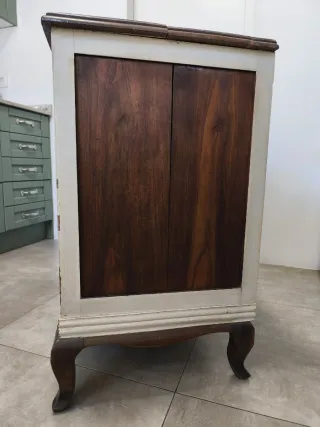 Cómoda antigua de madera beige y marrón