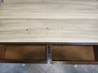 Cómoda antigua de madera beige y marrón