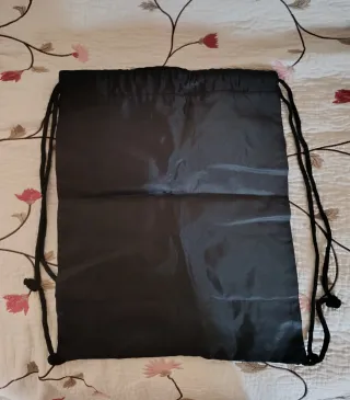 Mochila saco Asics negra y azul