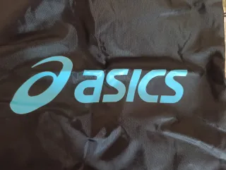 Mochila saco Asics negra y azul