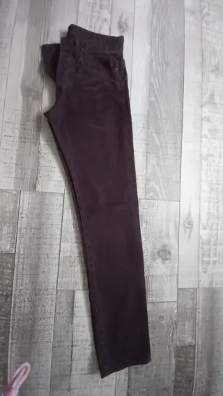 Pantalón G-Star RAW vaquero color berenjena.