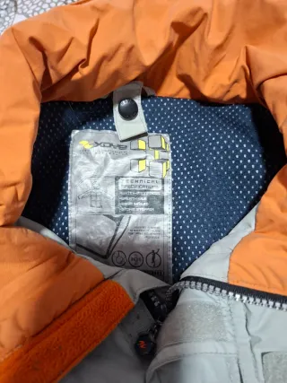 Traje de nieve beige y naranja