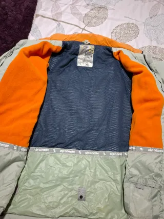 Traje de nieve beige y naranja