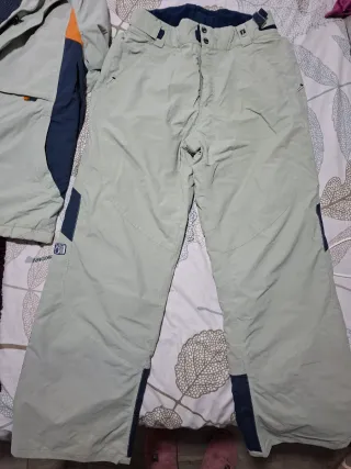 Traje de nieve beige y naranja