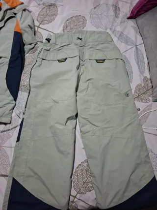 Traje de nieve beige y naranja