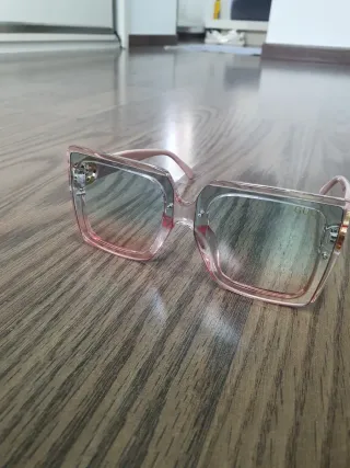 Gafas de sol Gucci rosas y doradas