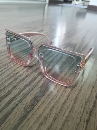 Gafas de sol Gucci rosas y doradas