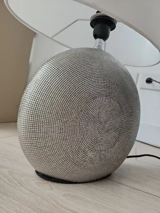 Lámpara de mesa de diseño moderno.