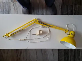 Flexo de escritorio articulado amarillo