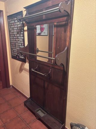 Perchero antiguo de nogal y latón