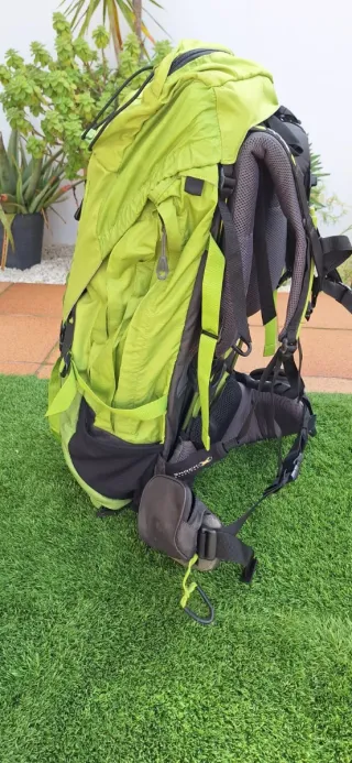 Mochila de montaña verde quechua 70 lit