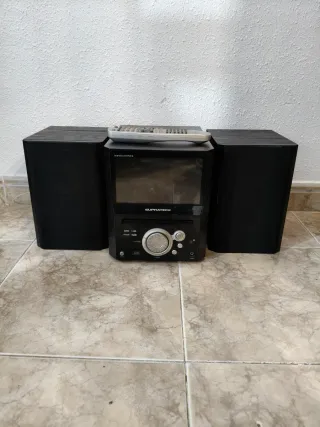 Cadena de música Supratech con pantalla de TV