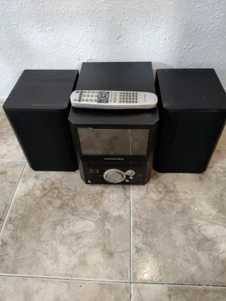 Cadena de música Supratech con pantalla de TV