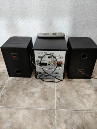 Cadena de música Supratech con pantalla de TV