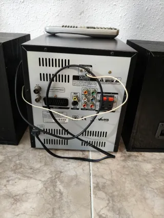 Cadena de música Supratech con pantalla de TV