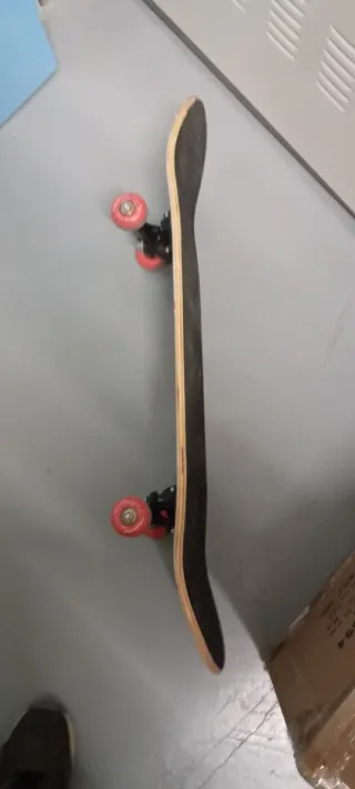 Monopatín con diseño de calavera