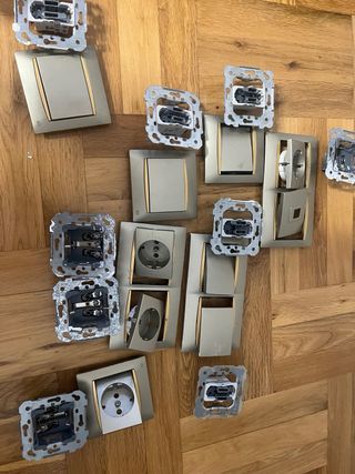 Interruptores y mecanismos BJC dorados