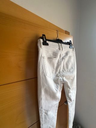 Pantalón vaquero Bershka blanco mujer