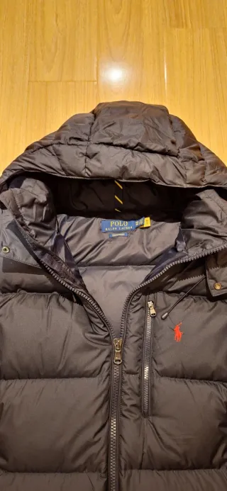 Chaquetón con capucha, de plumón a estrenar.