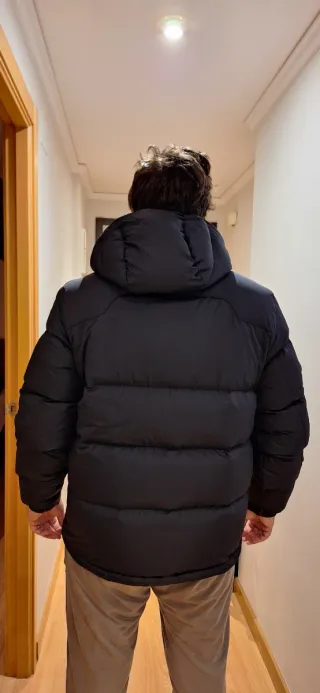 Chaquetón con capucha, de plumón a estrenar.