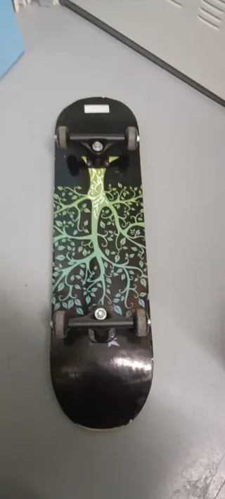 Monopatín con diseño de árbol