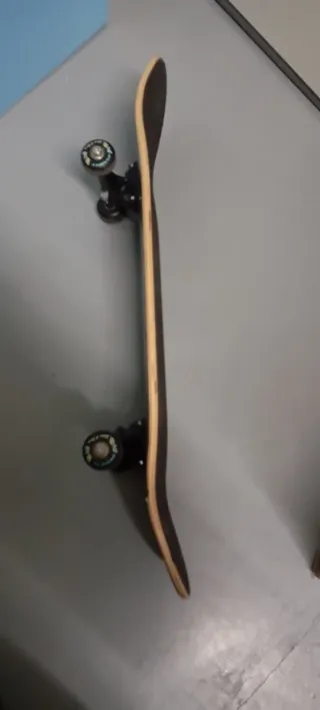 Monopatín con diseño de árbol