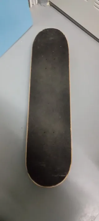 Monopatín con diseño de árbol