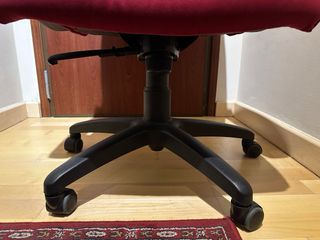 Silla de estudio roja y negra