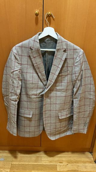 Americana de cuadros beige y roja