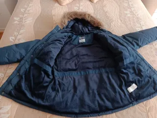 Anorak azul con capucha y bolsillos