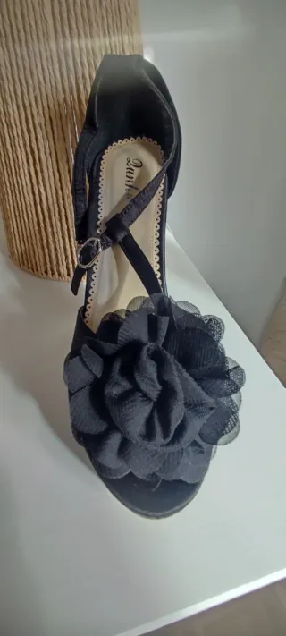 Zapatos de tacón negros con flor, talla 36.