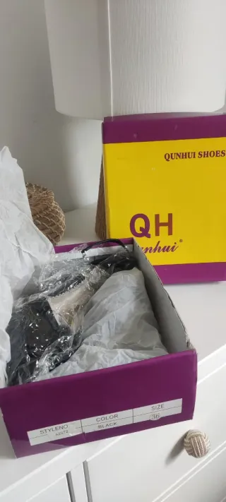 Zapatos de tacón negros con flor, talla 36.