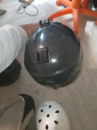 3 Caschi: 2 per sci, 1 per pattinaggio