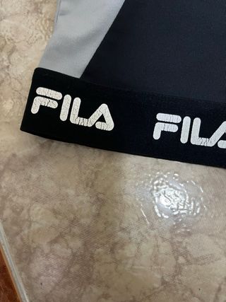 Top deportivo Fila negro y gris